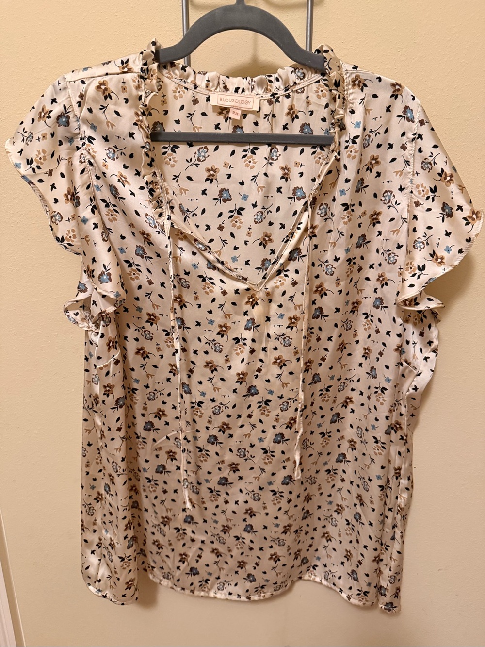 Bouclé & Co. Cream Floral Tie-Front Ruffle Blouse